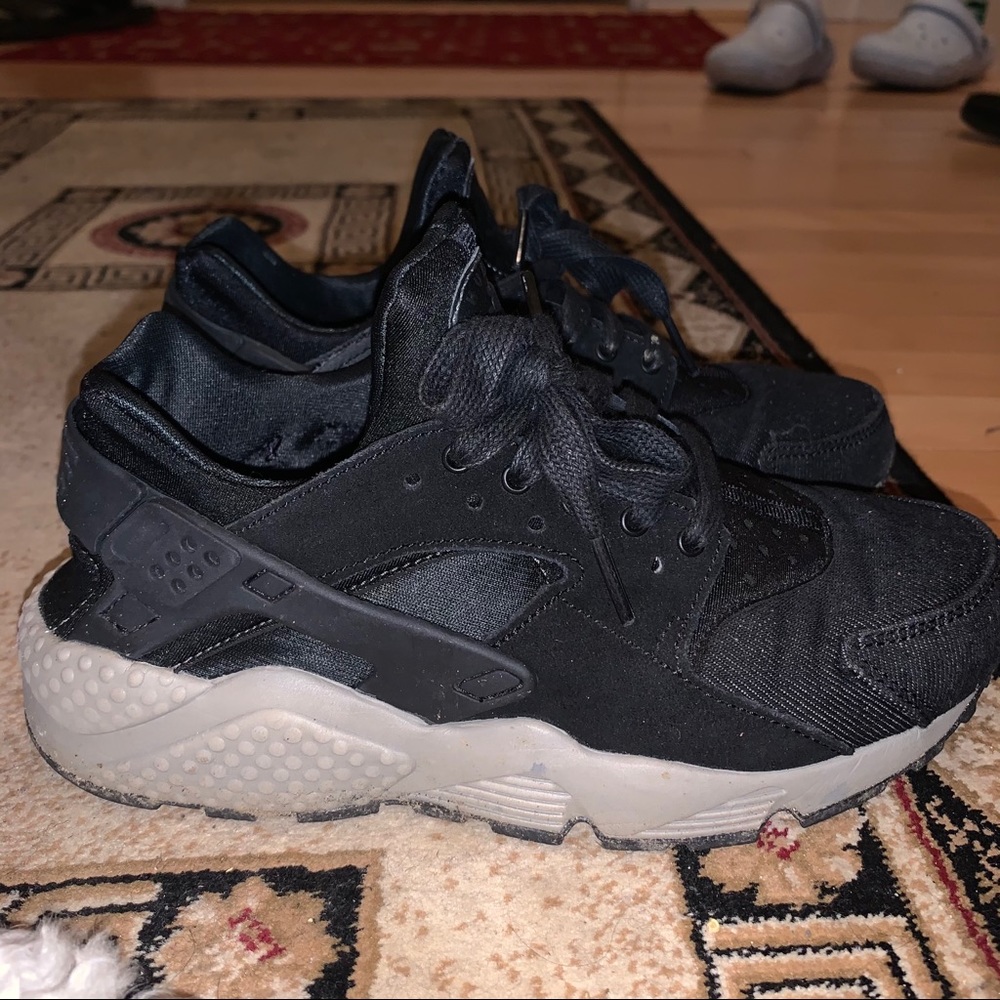 black nike huaraches
